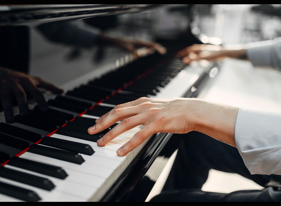 ręce na pianinie